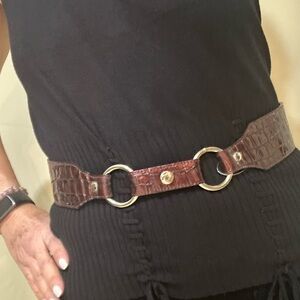 NWT Les Creations Elite Brown Croc Embossed Leather Elastic Waist Belt. Size 28